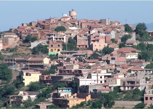 Le village de Tighilt Mahmoud, ses maisons étagées sur la colline, le château d'eau au sommet